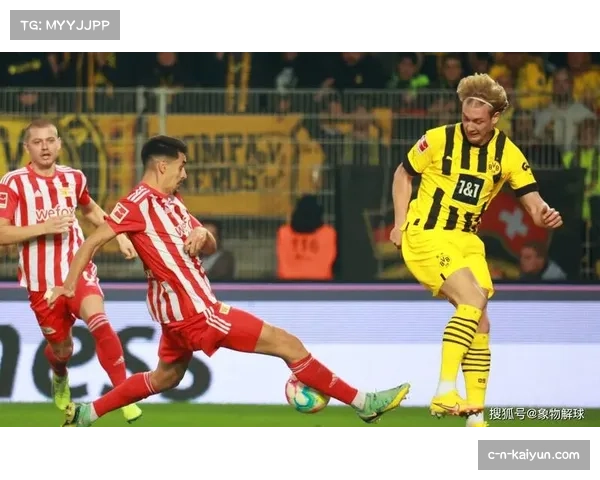 德甲冰球联赛榜首大战,慕尼黑红牛队5-2击败柏林,领跑优势扩大至5分